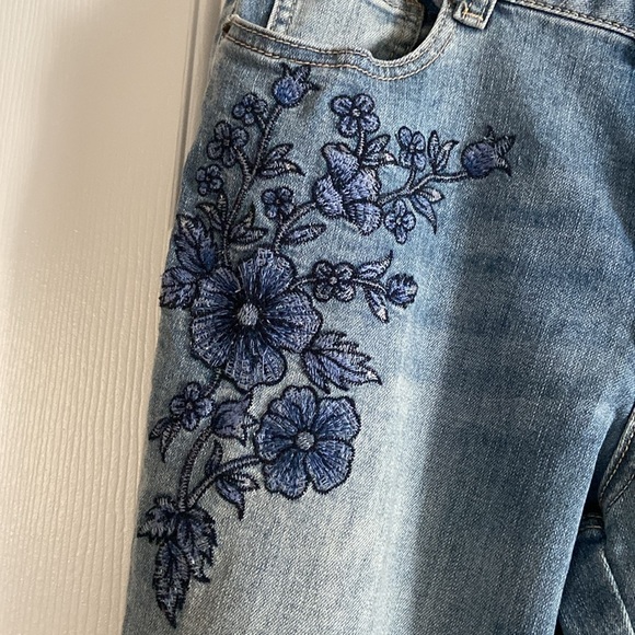 W62 Women’s Floral Embroidered Boot Cut Denim Jeans Size 8 Cotton Blend - Picture 2 of 7